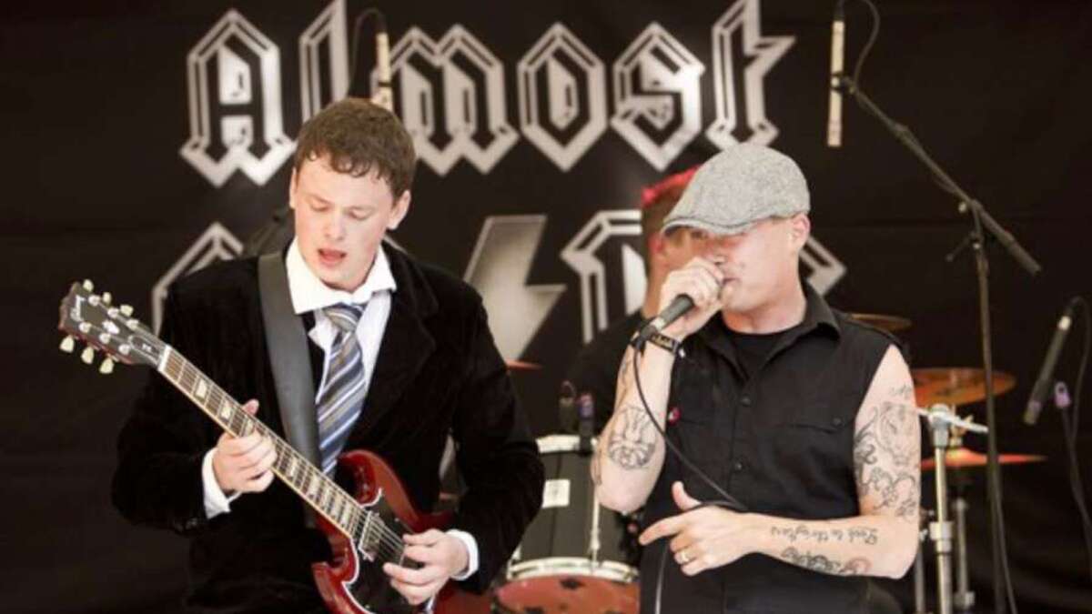 Mew Mew Justerbar bag Næsten AC/DC rocker i Indelukket | Midtjyllands Avis