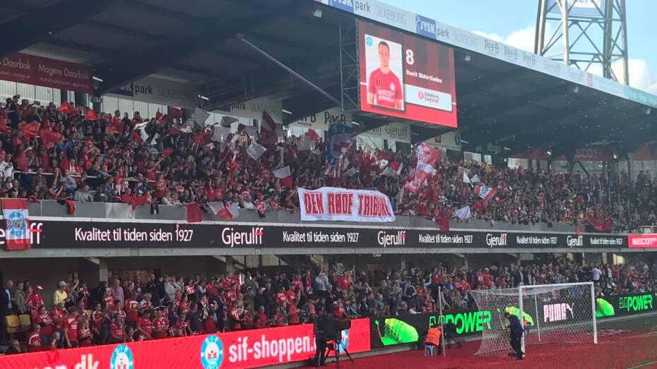 Som regel excitation svimmelhed Video: SIF-fans indvier Jysk Park med rød tifo | Midtjyllands Avis