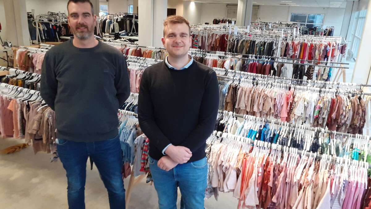 Brødre åbner butik: 50.000 stykker tøj til og teenagere | Folkeblad