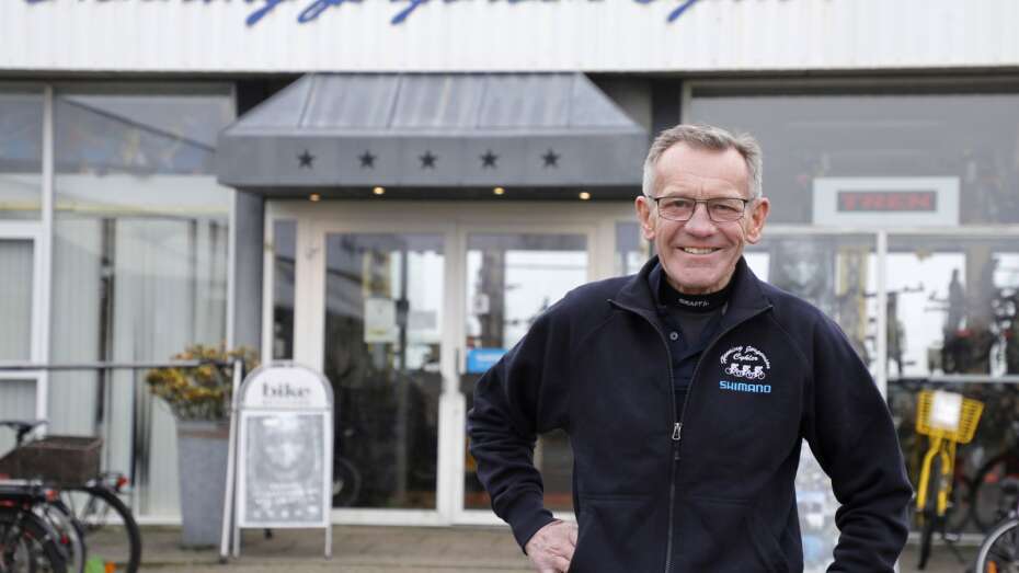 Cykelhandler runder milepæl: Men nu er Henning klar til sælge livsværket | Herning Folkeblad