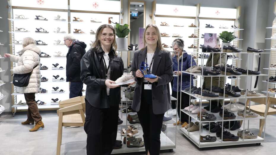 Skobutik i Herningcentret havde par sko klar til kunderne: ... som strømmede til på åbningsdagen | Herning Folkeblad