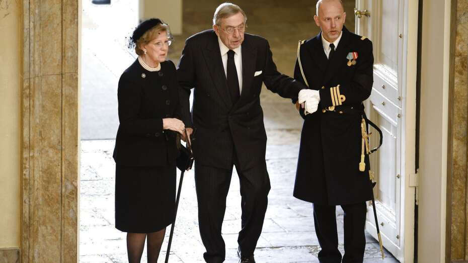 Dronning Margrethe med sin søster efter ekskong død Folkeblad