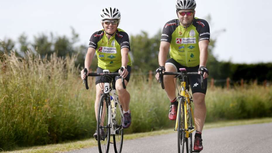 Ægtepar cykler Danmark for i sorg | Folkeblad