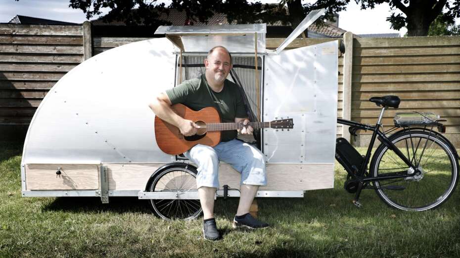 Jesper fra har bygget en camping-cykel: Han cykler rundt og spiller og synger | Midtjyllands Avis