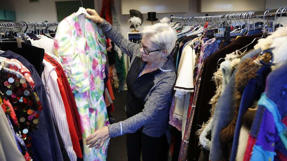 Udlejningsbutik savner frivillige: må gerne have flair for gammelt tøj | Herning Folkeblad