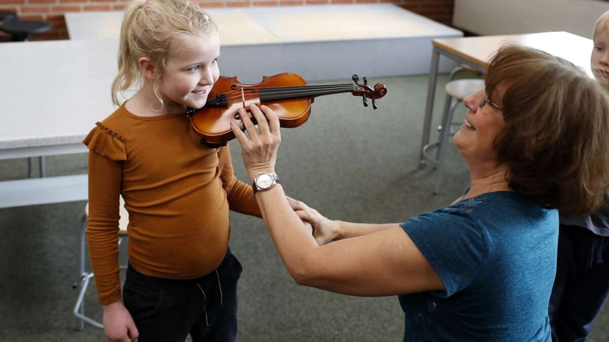 Strengeleg for begyndere: Unge skoleelever har violin og cello på | Herning Folkeblad