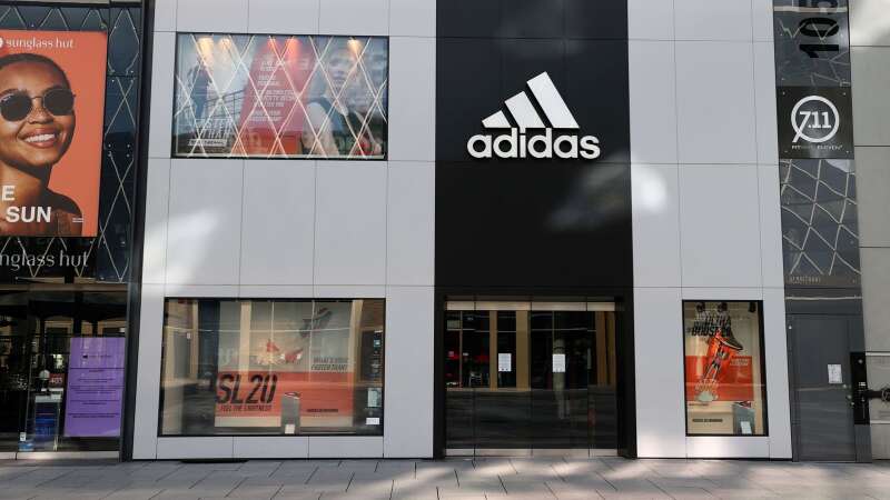 omgivet tilskuer Fleksibel Lukkede butikker giver voldsom nedgang for Adidas | Midtjyllands Avis