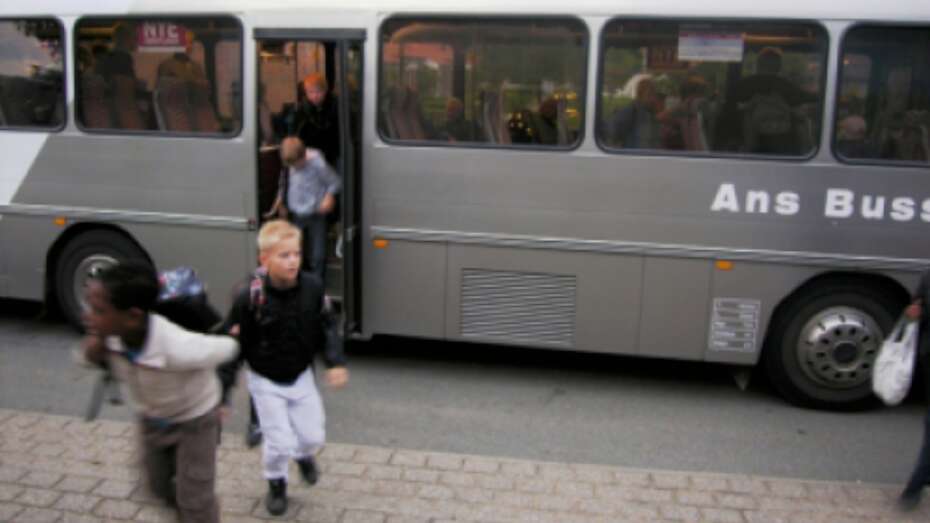 Skolebus-chauffør ved endnu ikke, at han kørte skolepige over | Midtjyllands