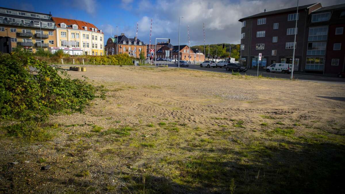 Det lignet en sandkasse 2020: nu sker der noget på værtshusgrunden | Midtjyllands Avis