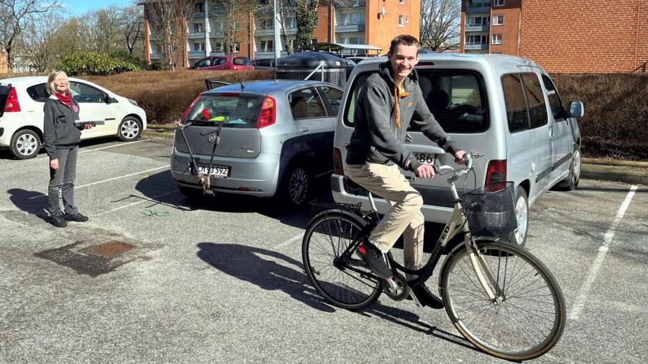 Cyklistforkvinde travlt: 77-årige Søndergaard skaffer cykler til | Herning Folkeblad