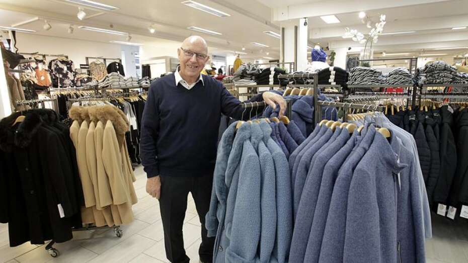 Ejer af flere tøjbutikker fejrer de første 50 år modetøj i Skive | Skive Folkeblad