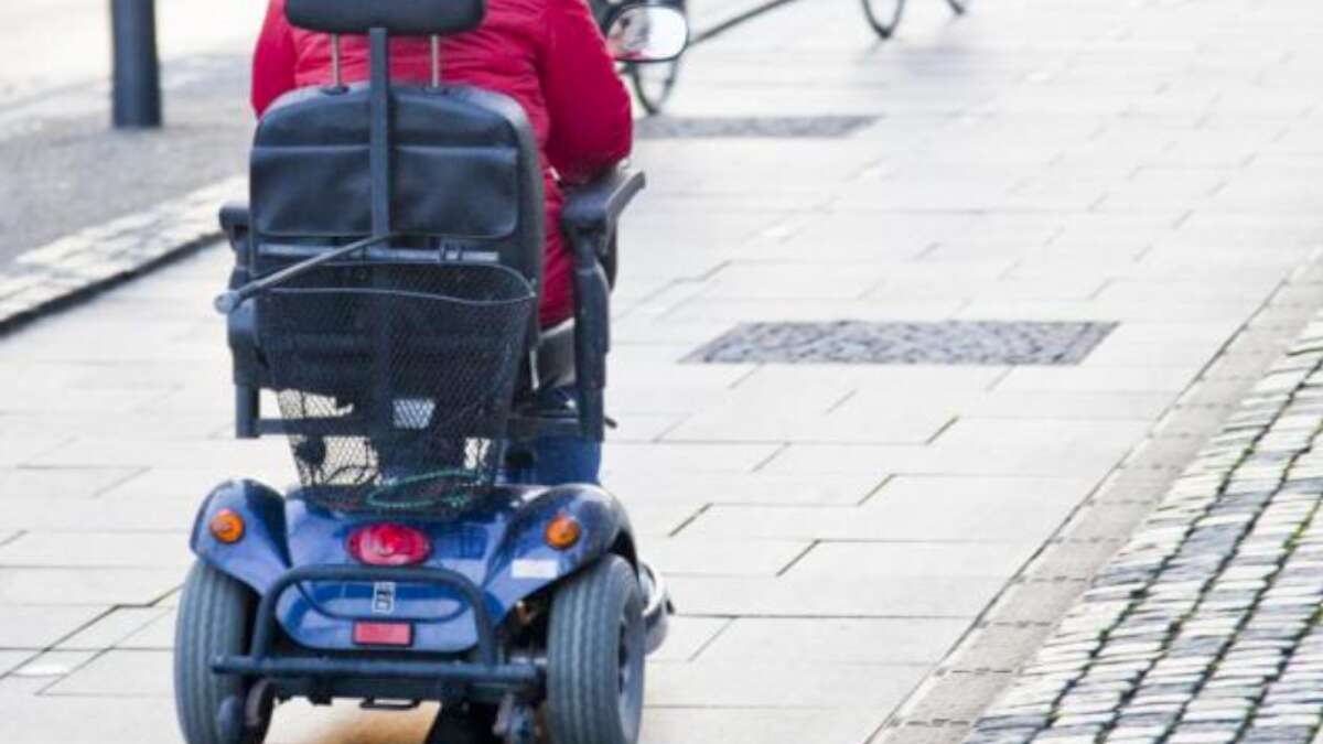melon relæ Se tilbage Ridsede bil med el-scooter i skildpaddefart | Herning Folkeblad