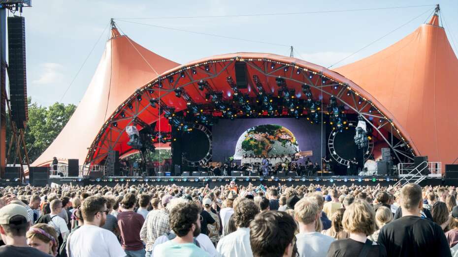 Armbånd skal koncertkøer under Roskilde | Herning Folkeblad